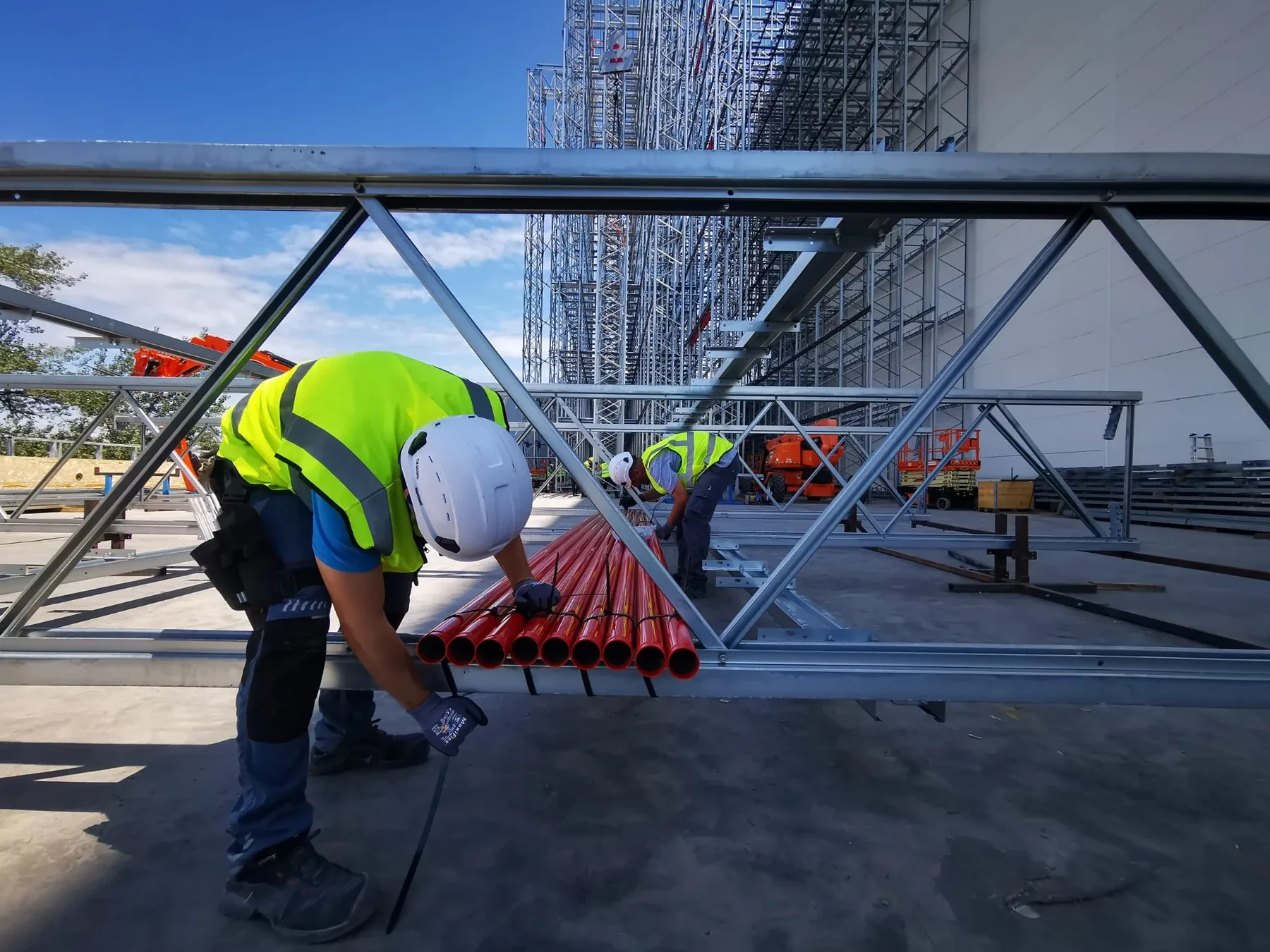 Montaža cjevovoda sprinkler instalacije u velikom regalnom skladištu