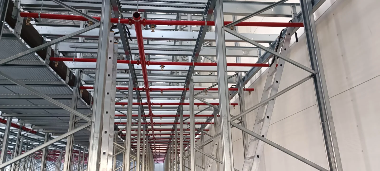 In-rack sprinkler cjevovodi ugrađeni unutar visokoregalne konstrukcije projekta Paloma